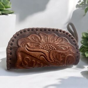 VINTAGE Leather Hand Tooled Change Purse Zippered Excellent Condition FAST SHIP